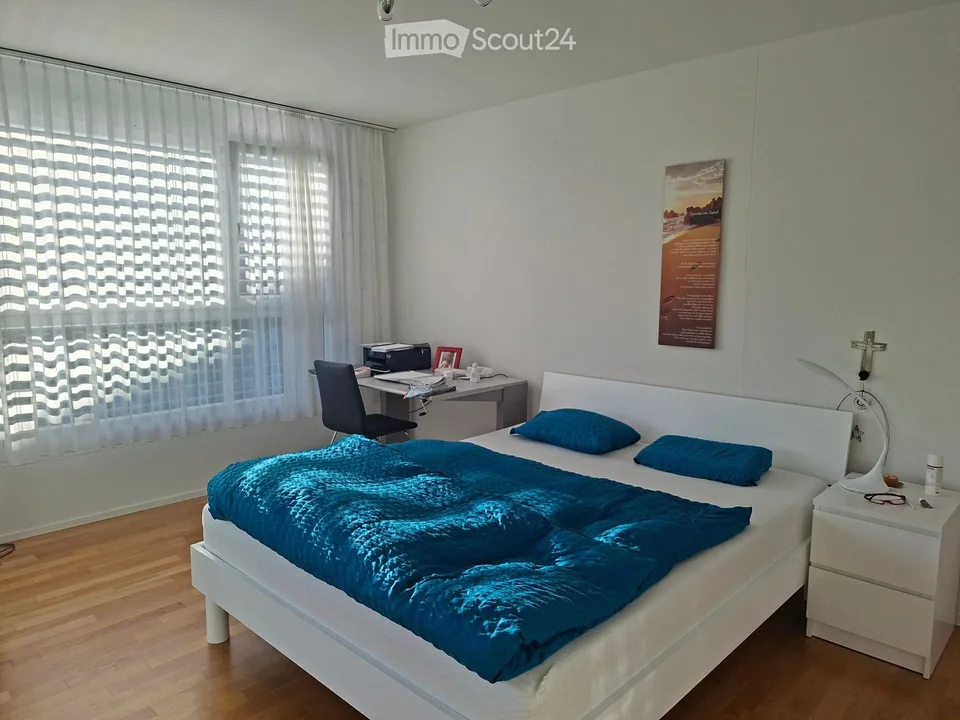 Appartamento luminoso 2.5 locali con balcone a Niederrohrdorf – disponibile immediatamente!