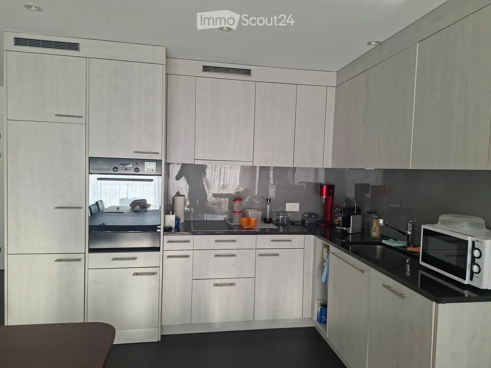Appartamento luminoso 2.5 locali con balcone a Niederrohrdorf – disponibile immediatamente!