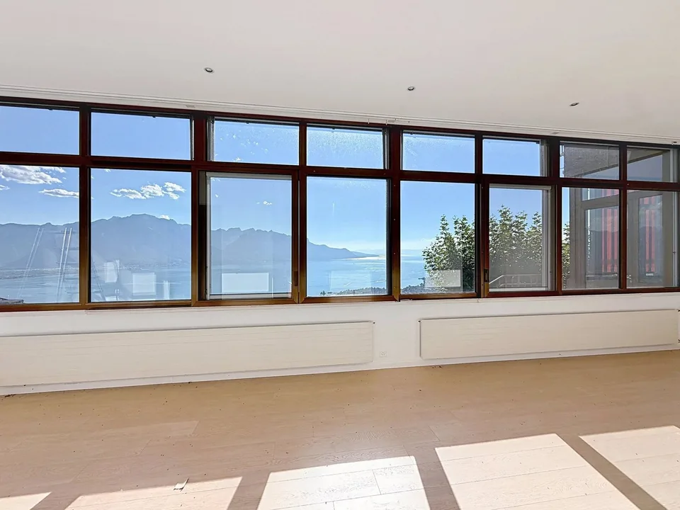 Spacious 4.5-room apartment with panoramic views of the lake