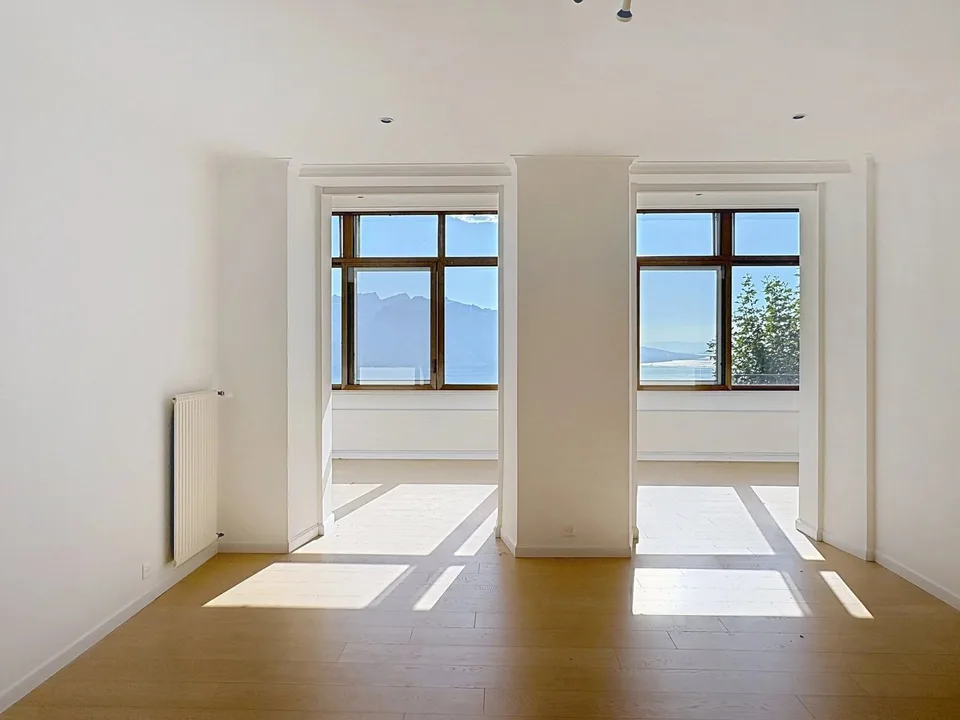 Spacious 4.5-room apartment with panoramic views of the lake