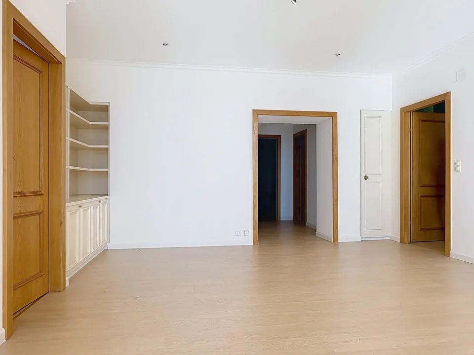 Spacious 4.5-room apartment with panoramic views of the lake