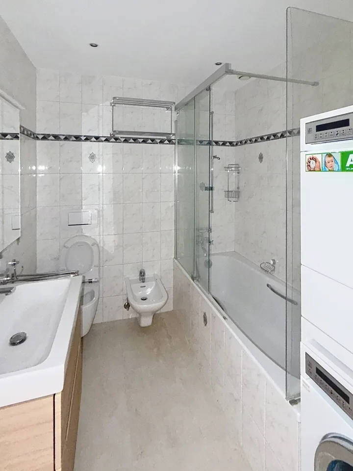 Spacious 4.5-room apartment with panoramic views of the lake
