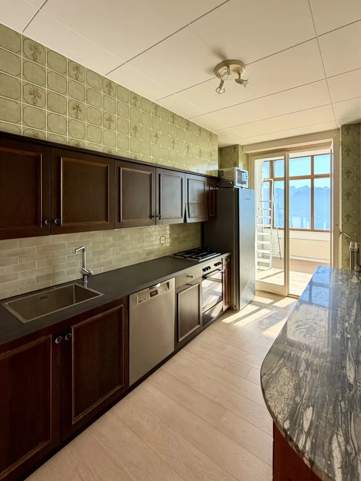 Spacious 4.5-room apartment with panoramic views of the lake