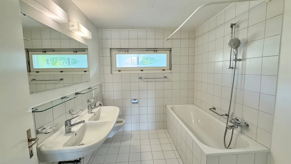 Grosszügige 4.5-Zimmer-Maisonettewohnung in Oberengstringen – sofort verfügbar!