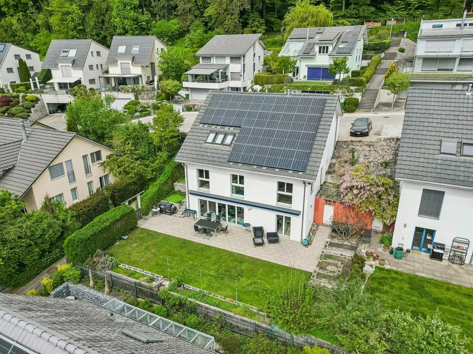 Casa unifamiliare di 5,5 locali in una posizione elevata e molto richiesta con dintorni – foto 5 di 13
