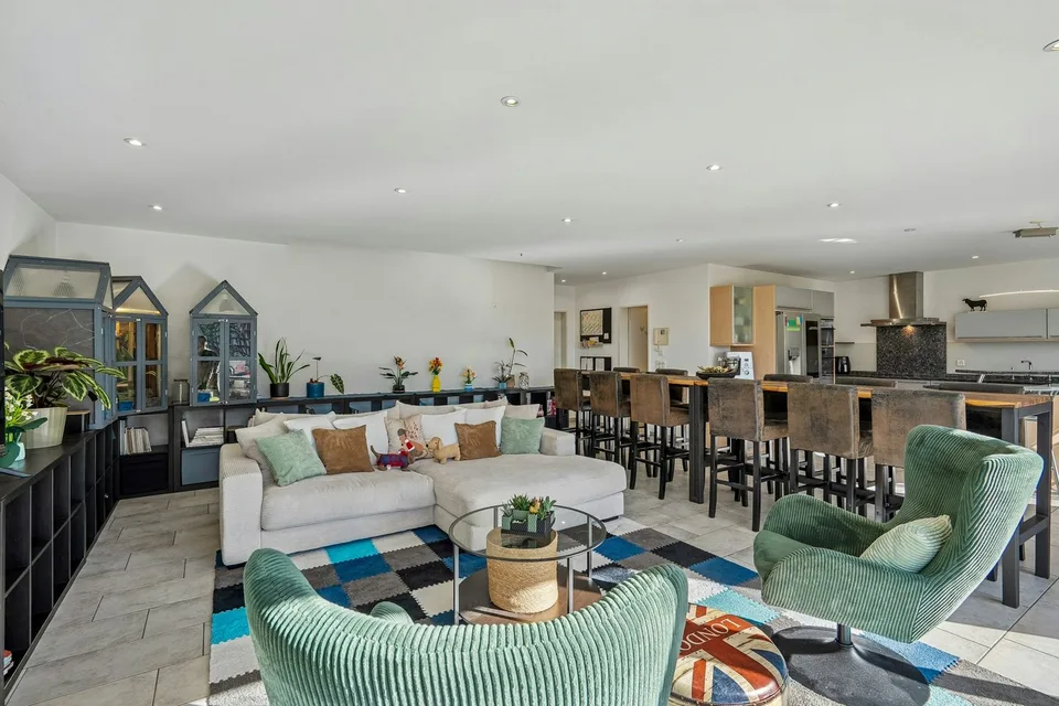Casa unifamiliare di 5,5 locali in una posizione elevata e molto richiesta con dintorni – foto 10 di 13
