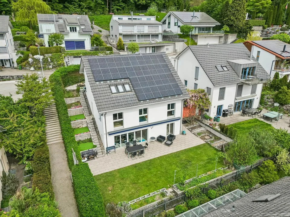Casa unifamiliare di 5,5 locali in una posizione elevata e molto richiesta con dintorni – foto 4 di 13