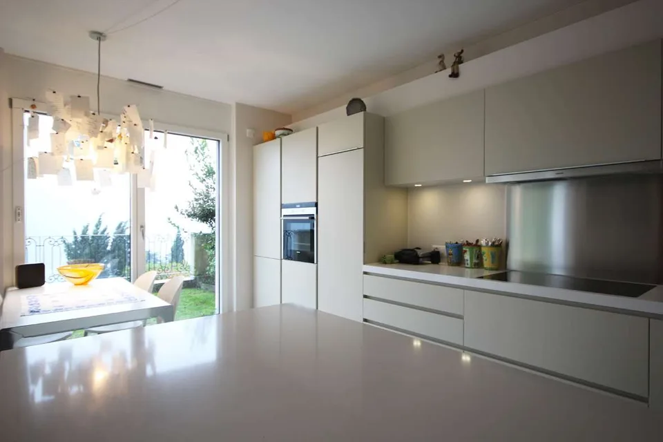 Appartement spacieux avec vue sur le lac et jardin dans une résidence avec piscine – photo 3 sur 12