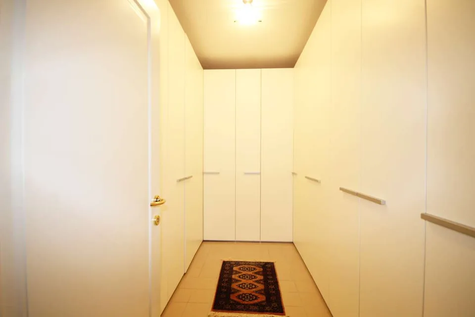 Appartement spacieux avec vue sur le lac et jardin dans une résidence avec piscine – photo 11 sur 12