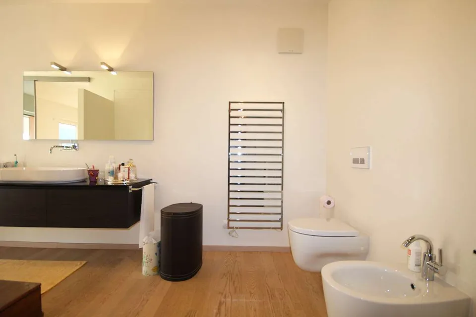 Appartement spacieux avec vue sur le lac et jardin dans une résidence avec piscine – photo 8 sur 12