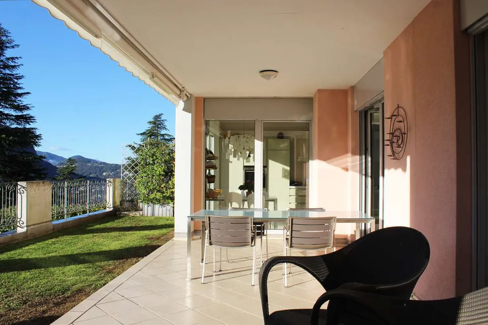 Appartement spacieux avec vue sur le lac et jardin dans une résidence avec piscine – photo 4 sur 12