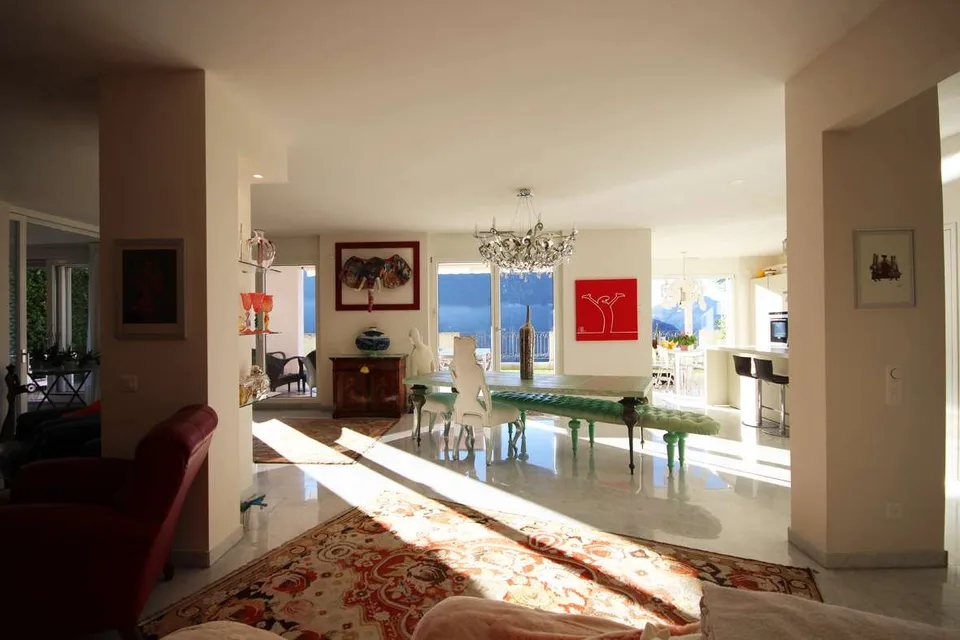 Appartement spacieux avec vue sur le lac et jardin dans une résidence avec piscine – photo 2 sur 12