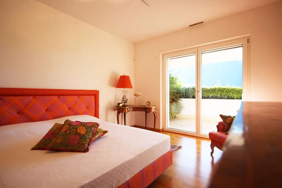 Appartement spacieux avec vue sur le lac et jardin dans une résidence avec piscine – photo 7 sur 12