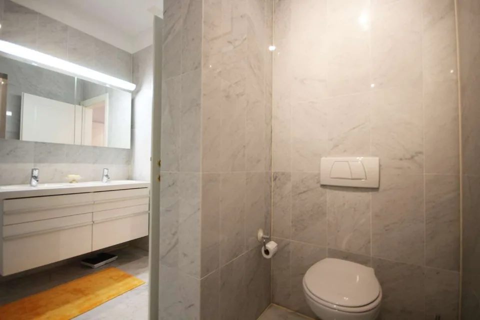 Appartement spacieux avec vue sur le lac et jardin dans une résidence avec piscine – photo 10 sur 12