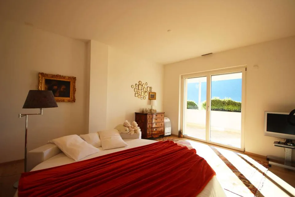 Appartement spacieux avec vue sur le lac et jardin dans une résidence avec piscine – photo 6 sur 12