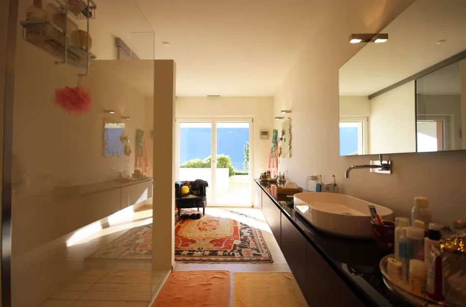 Appartement spacieux avec vue sur le lac et jardin dans une résidence avec piscine – photo 9 sur 12