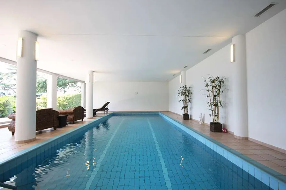 Appartement spacieux avec vue sur le lac et jardin dans une résidence avec piscine – photo 12 sur 12