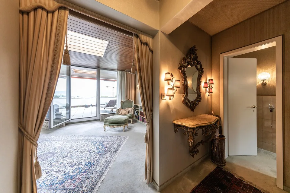 Appartamento penthouse con una vista lontana da sogno e una terrazza di circa 155m2 – foto 2 di 10