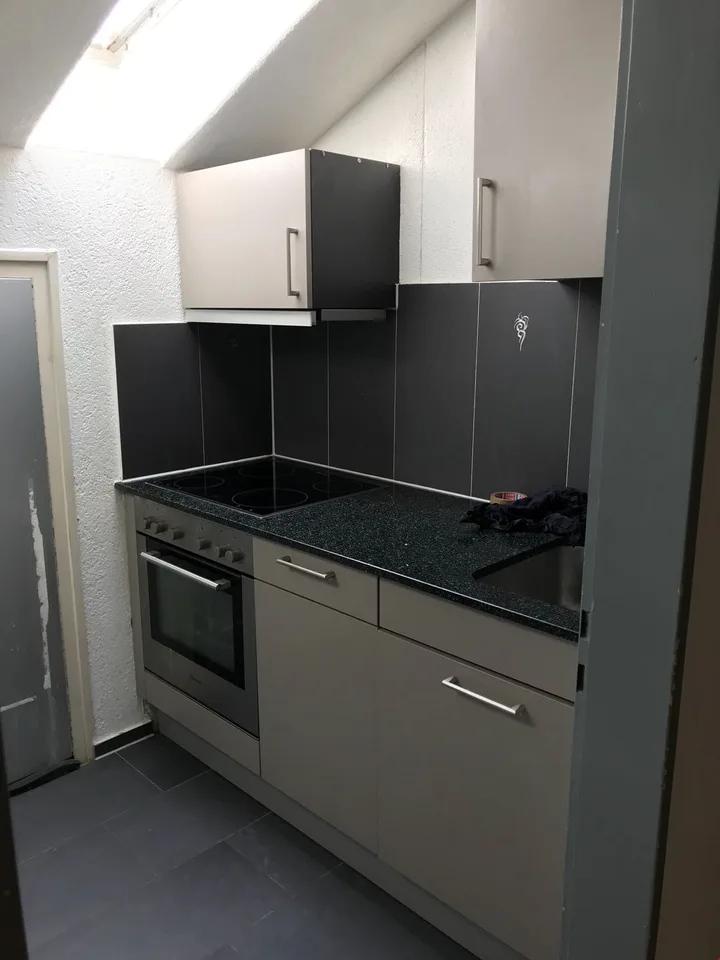 Ab 1.12 - Herzige 2.5 Zi Dachwohnung mit hübschem Ausblick