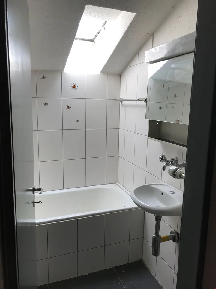 Ab 1.12 - Herzige 2.5 Zi Dachwohnung mit hübschem Ausblick
