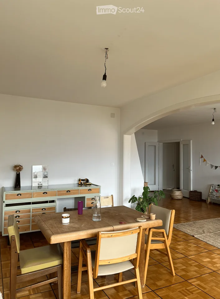 Geräumige 6-Zimmer-Wohnung (4 Schlafzimmer und Doppelsalon) mit Aussicht in Pully