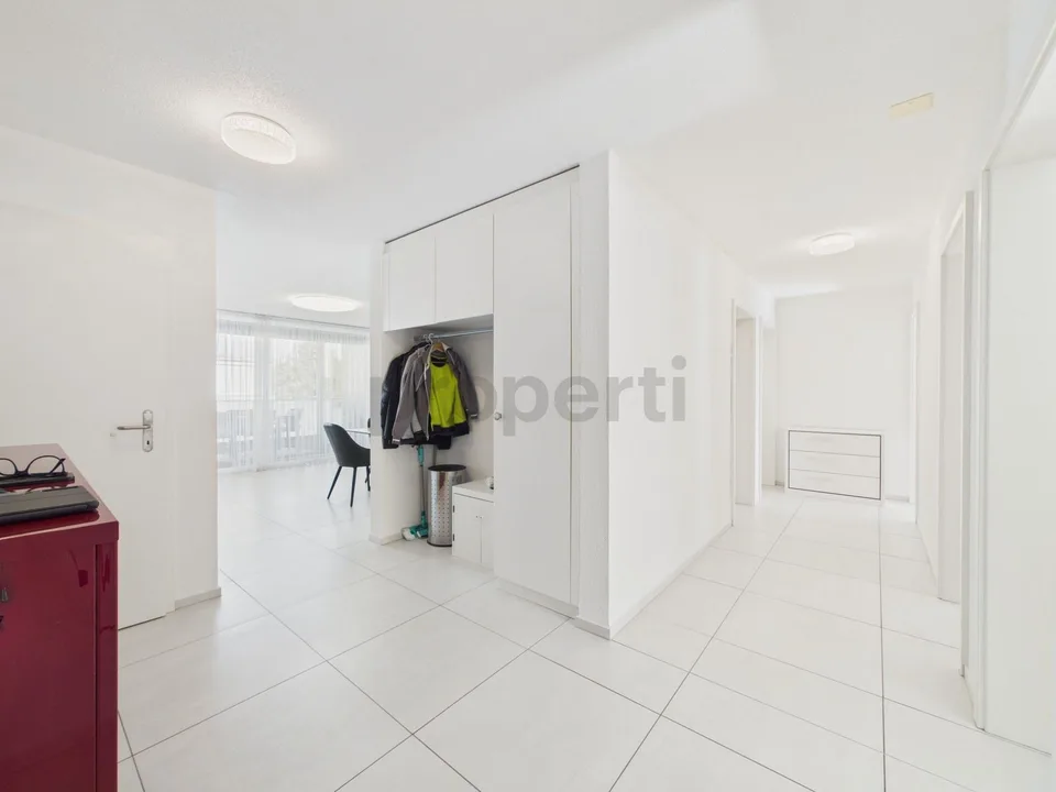 Quatre chambres, chauffage par le sol, place de parking et deux salles de bains modernes – photo 22 sur 27