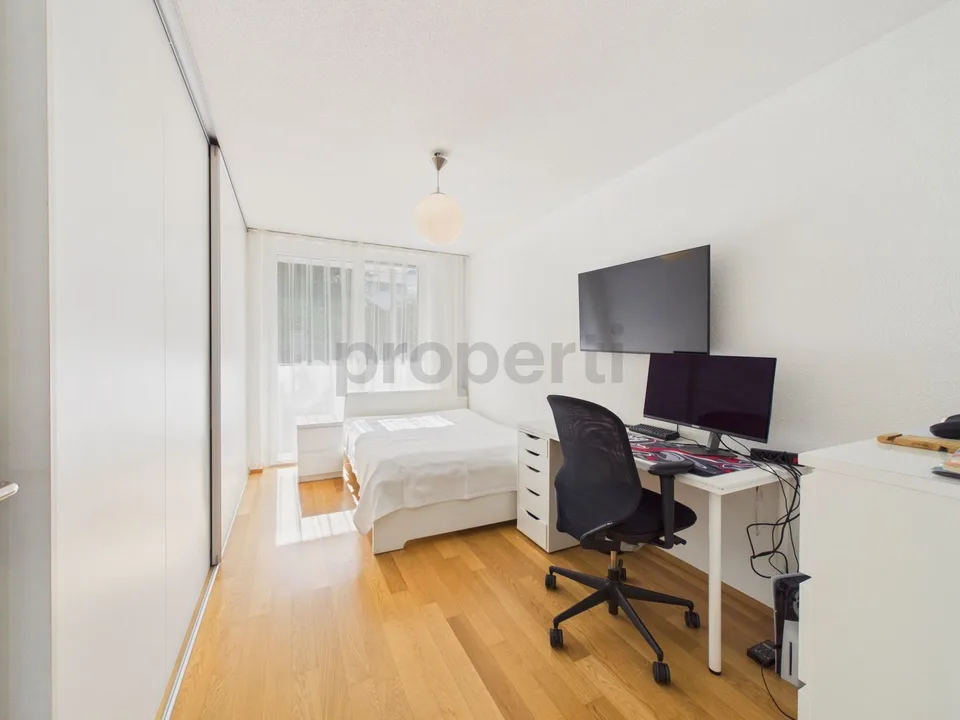 Quatre chambres, chauffage par le sol, place de parking et deux salles de bains modernes – photo 20 sur 27