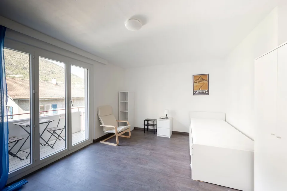 "WG-Zimmer mit eigenem Balkon inkl. Möbel, Strom und Internet - Mitten in Visp"