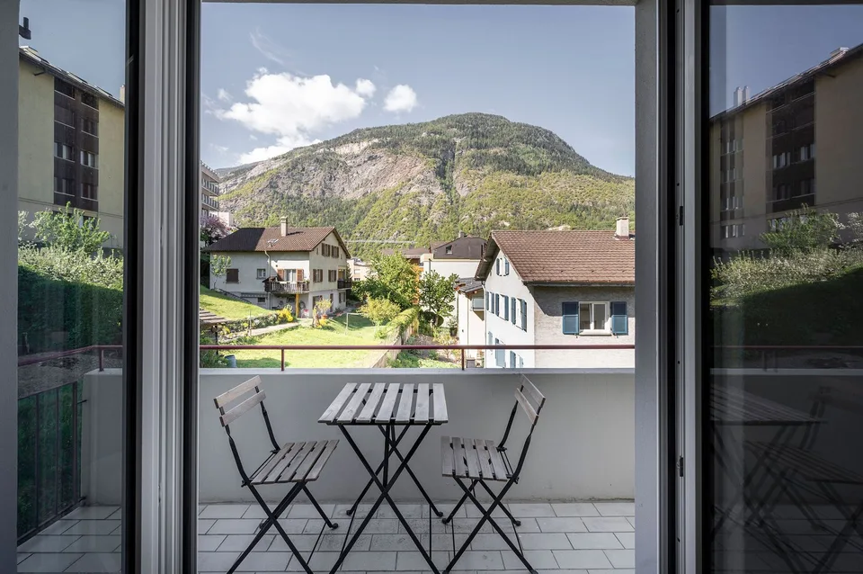 "WG-Zimmer mit eigenem Balkon inkl. Möbel, Strom und Internet - Mitten in Visp"