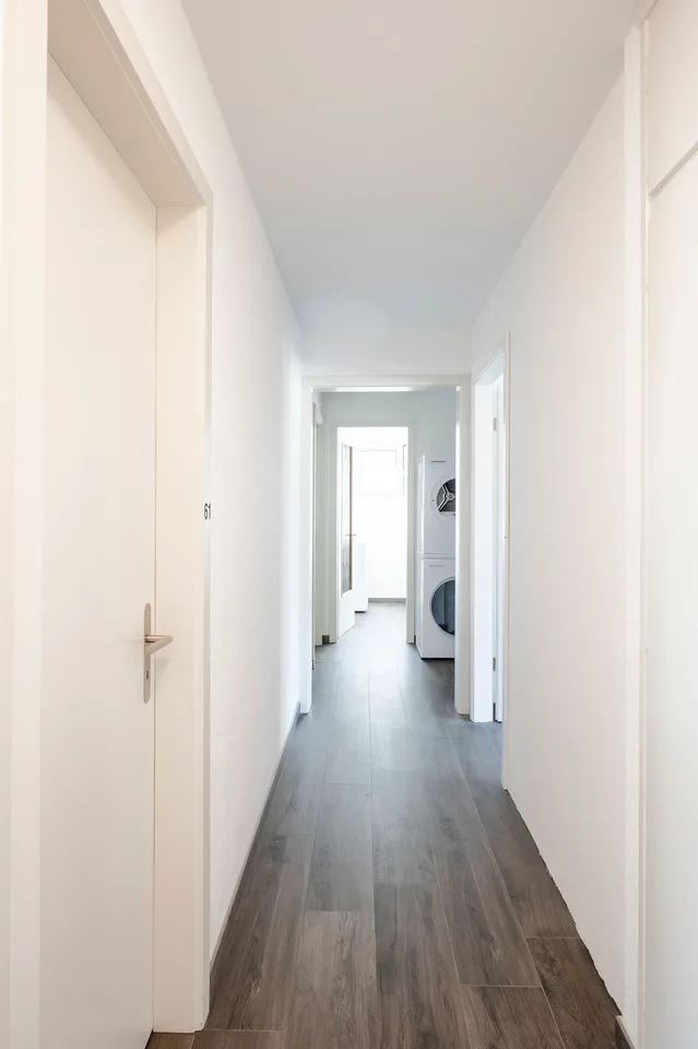 "WG-Zimmer mit eigenem Balkon inkl. Möbel, Strom und Internet - Mitten in Visp"