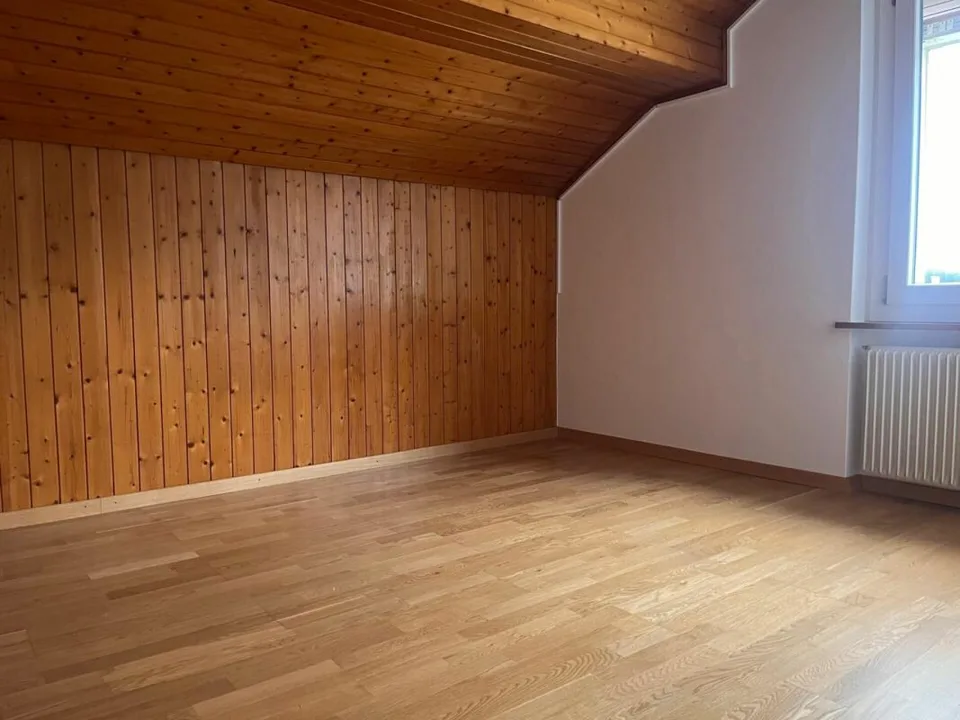 Appartamento mansardato di 3 locali in una casa di 3 famiglie ben curata
