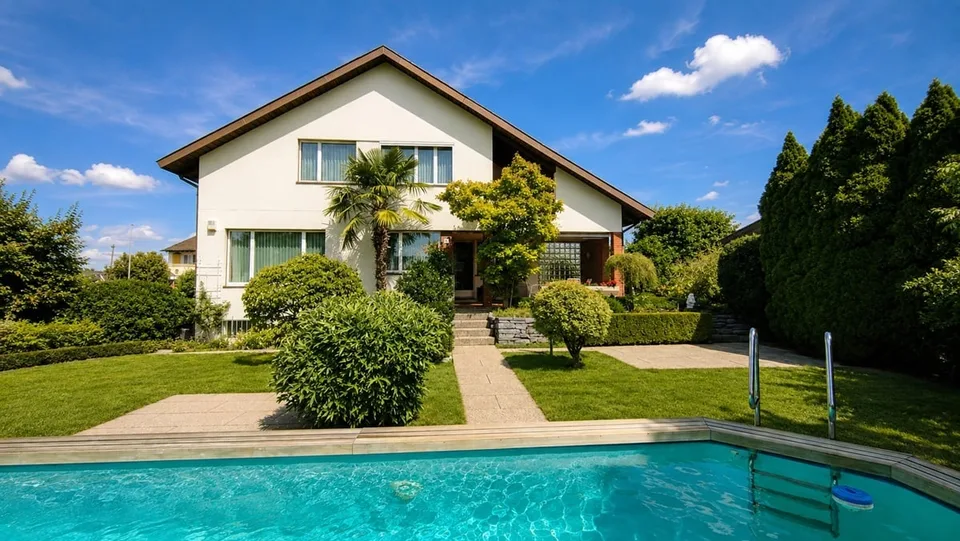 Freistehendes Einfamilienhaus mit Swimmingpool – Foto 2 von 23