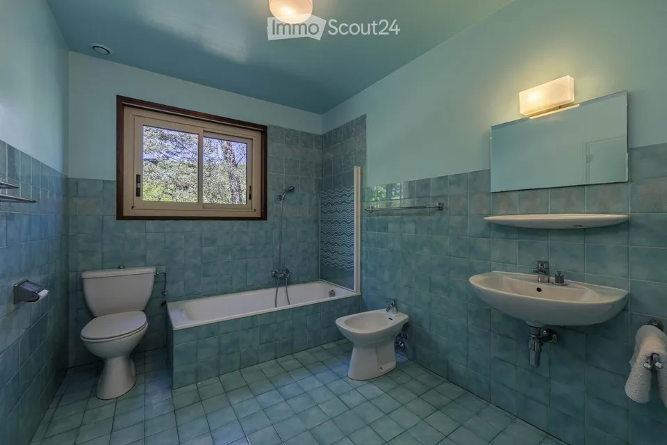 A due passi da Soral e dal confine svizzero | Bella casa familiare con terreno di 1'925 m² – foto 9 di 12