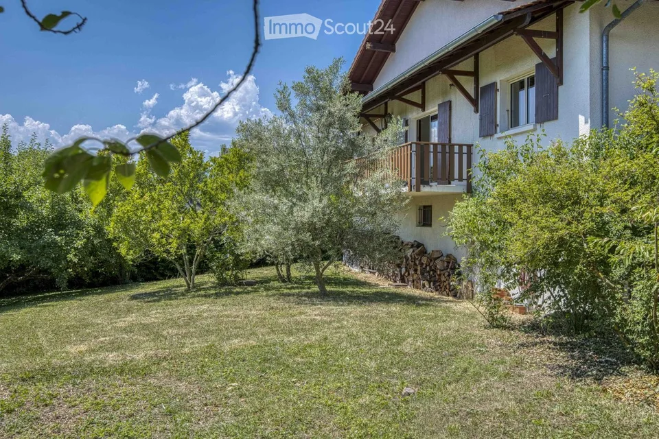 A due passi da Soral e dal confine svizzero | Bella casa familiare con terreno di 1'925 m² – foto 2 di 12