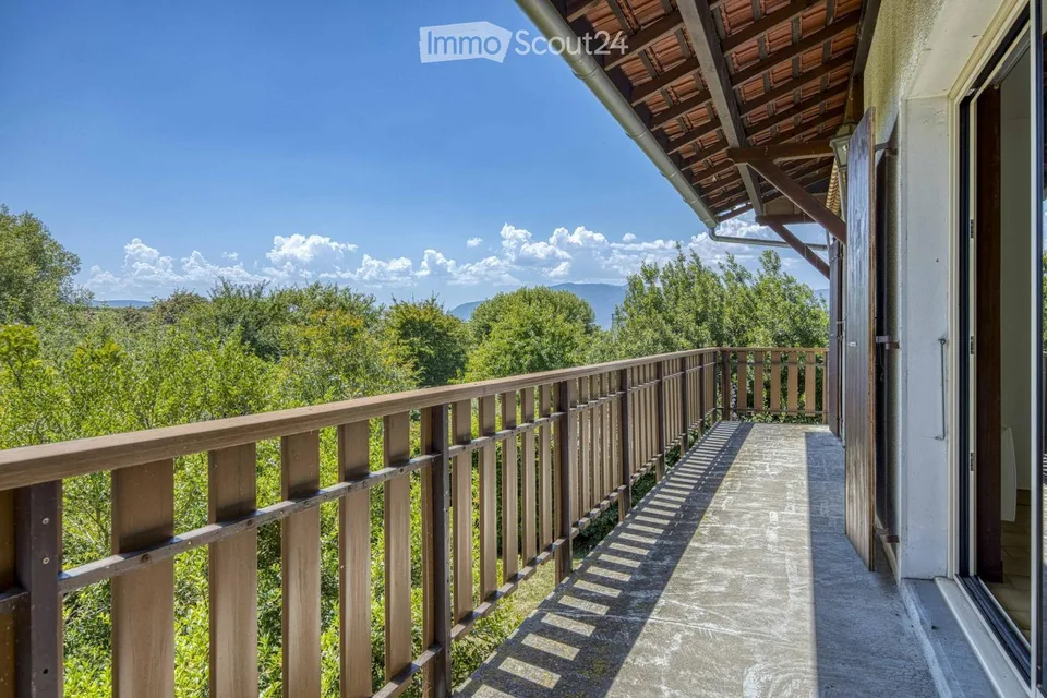 A due passi da Soral e dal confine svizzero | Bella casa familiare con terreno di 1'925 m² – foto 3 di 12