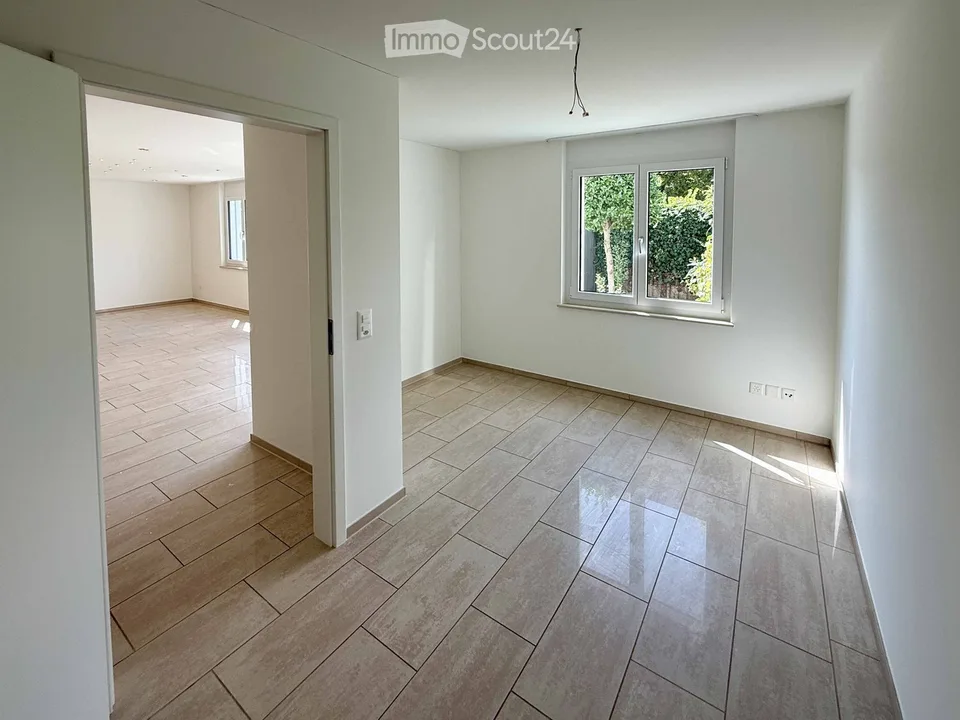 Exklusive 4.5-Zimmer-Gartenwohnung mit vier Parkplätzen, Cheminée und Sauna – Foto 12 von 20