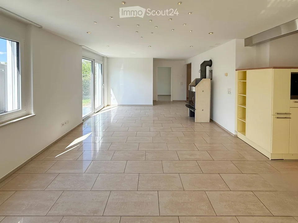 Exklusive 4.5-Zimmer-Gartenwohnung mit vier Parkplätzen, Cheminée und Sauna – Foto 2 von 20