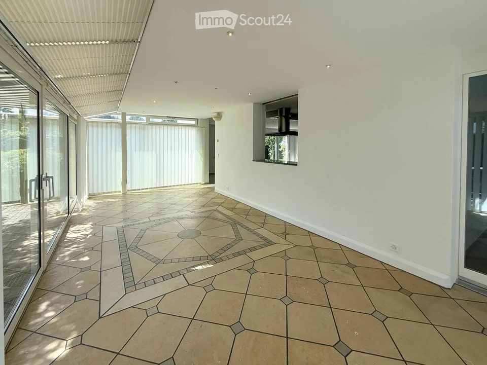 Exklusive 4.5-Zimmer-Gartenwohnung mit vier Parkplätzen, Cheminée und Sauna – Foto 6 von 20