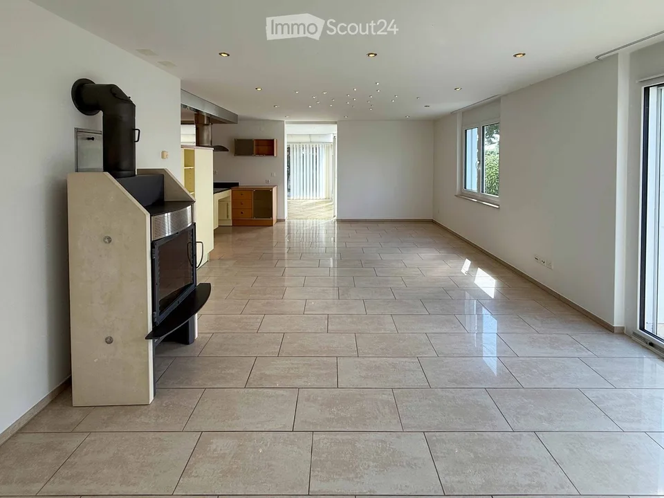 Exklusive 4.5-Zimmer-Gartenwohnung mit vier Parkplätzen, Cheminée und Sauna – Foto 3 von 20