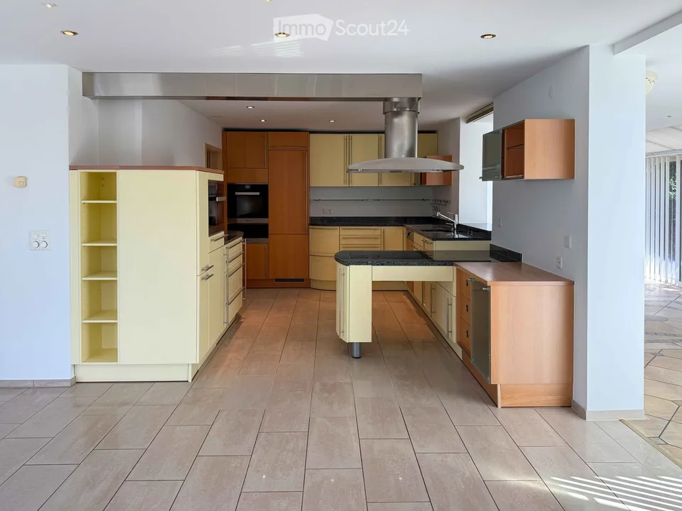 Exklusive 4.5-Zimmer-Gartenwohnung mit vier Parkplätzen, Cheminée und Sauna – Foto 4 von 20