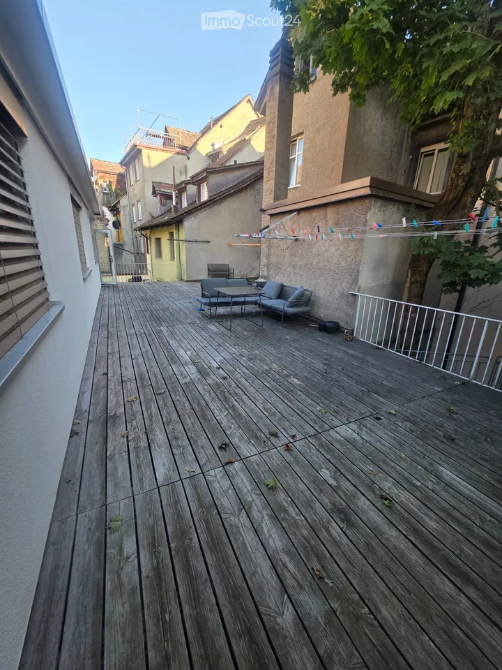 2,5 Stadtwohnung neben grossee Terasse / 2min BHF