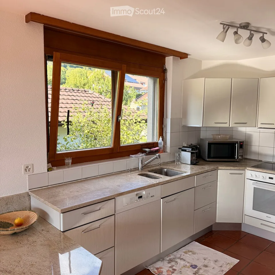 Bright 4.5-room apartment with a view in Lamboing