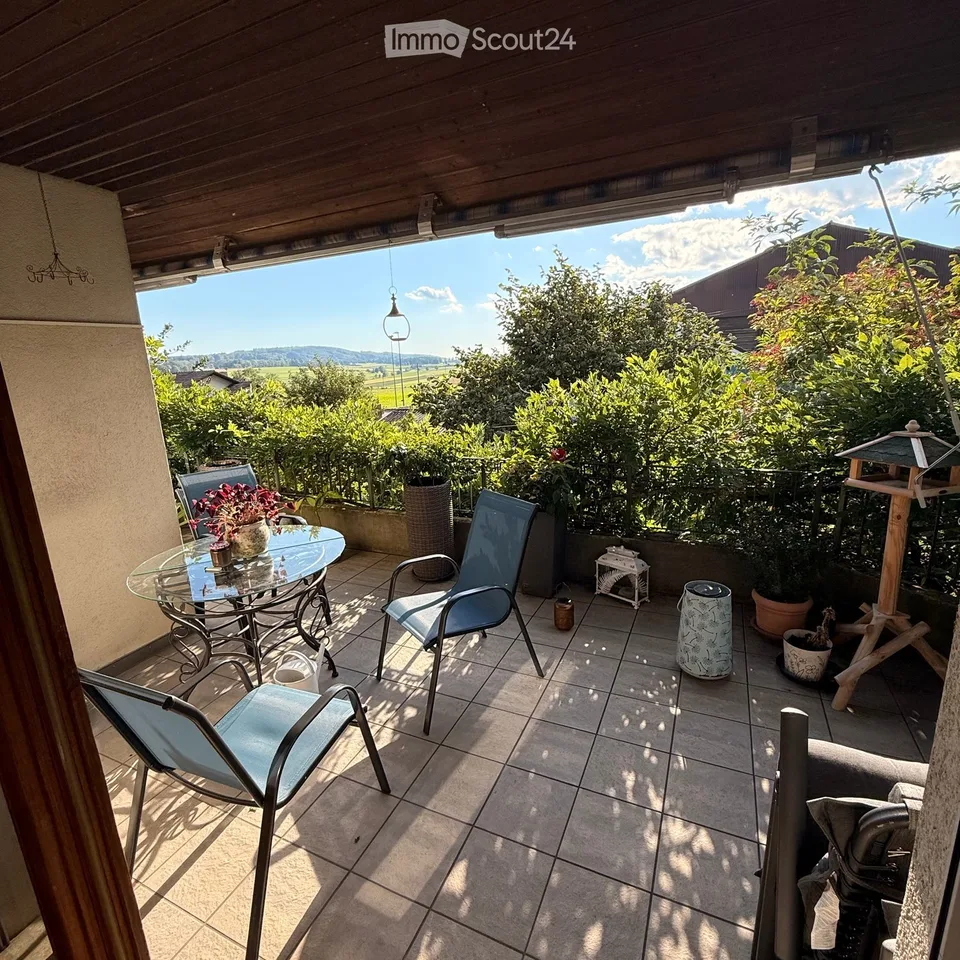 Bright 4.5-room apartment with a view in Lamboing
