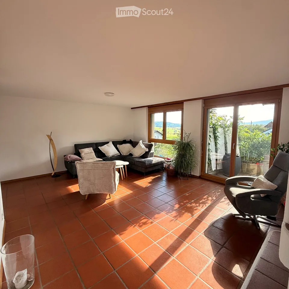 Bright 4.5-room apartment with a view in Lamboing