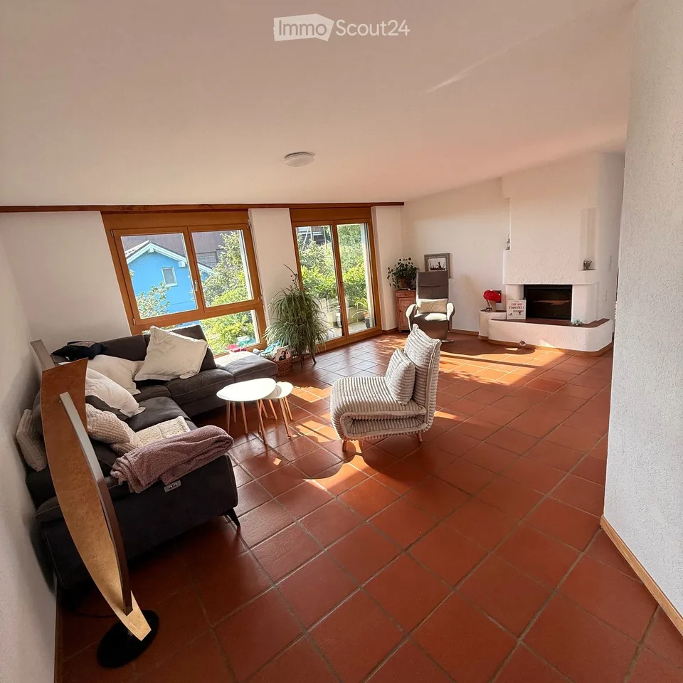 Bright 4.5-room apartment with a view in Lamboing