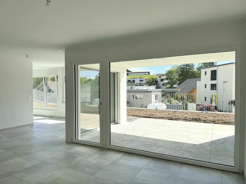 APPARTEMENT AU REZ-DE-CHAUSSEE SPACIEUX AVEC SIEGE COUVERT