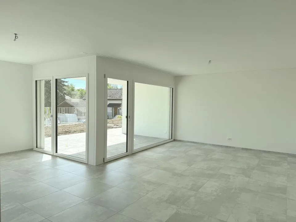 APPARTEMENT AU REZ-DE-CHAUSSEE SPACIEUX AVEC SIEGE COUVERT