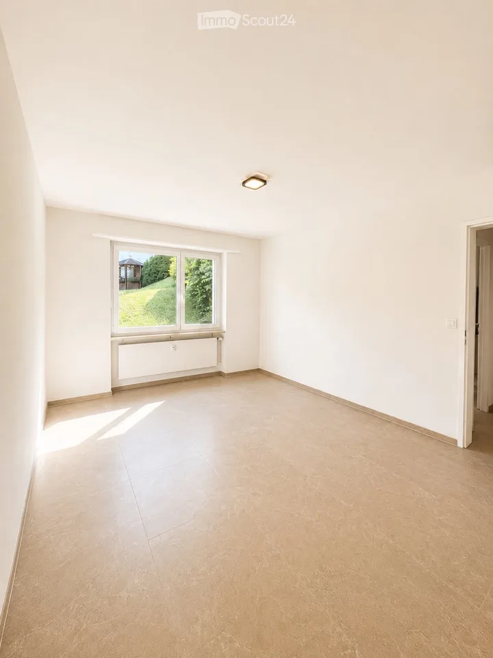 Disponible immédiatement ! Appartement spacieux 3,5 pièces avec jardin