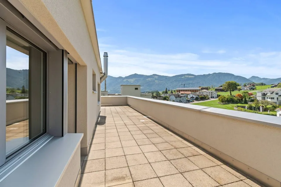 Spacious 5.5-room attic apartment with 72 m² terrace and panoramic view