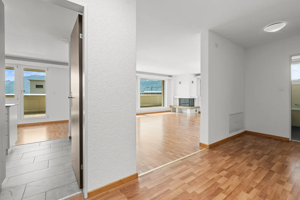 Spacious 5.5-room attic apartment with 72 m² terrace and panoramic view